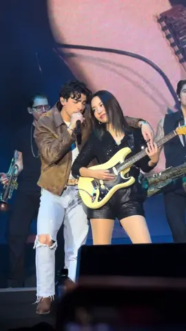 INSANE. 🍰🌊 @joejonas @JinJoo Lee #cakebytheocean #dnce #joejonas #jinjoolee #jacklawless #jonasbrothers #jonasbrothersconcert #jonasbrotherstour #marchmadnessfestival #phoenizarizona #foryoupage #viral #fyp 