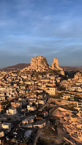 Uçhisar Castle stands as an iconic geological formation and historical marvel nestled in the heart of Cappadocia, Turkey. Carved into the unique landscape of the region, this fortress-like structure is not only a testament to human ingenuity, but also a window into the rich history of the area ❤️🇹🇷 #morning #sunrise #hotairballoon #nevsehir #cappadocia #turkey🇹🇷 #holiday #metime 