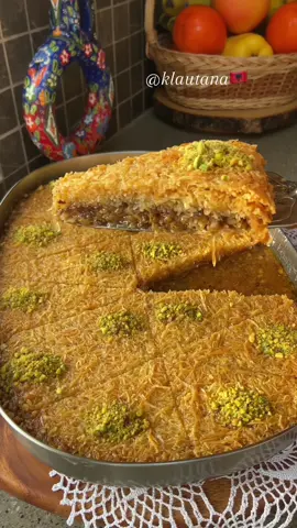 Kadaif dore 👩🏻‍🍳 Nje recet e vjeter e trasheguar nga Gjyshja ❤️😇🙏 Receta; 4veze (1 e plote 3-te verdha) 100gr qumesht,  100gr kos (jo i tharret) 100gr gjalp te shkrir,  pak kripe,+pak sheqer,  1lg gjelle uthull molle  500gr miell.  Per shtrimin 300gr arra, 250gr gjalp te shkrire.  Sherbeti 800gr sheqer, 1L uje, Kanelle, karajfil,  disa feta limoni ose portokalle.  E ziejm per 10-15 min. 
