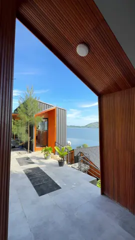 Staycation jendela nya seperti lukisan Padahal jendela kaca yang membentang pemandangan alam yang sangat indah View Danau, bukit barisan & gunung dalam satu drama jendela kamar @anjalaicabin  #cabin #lukisan #alahanpanjang #solok #sumbarrancak #rancakbana #canduraun #babayopulo #hiddengem #staycation #lake #danaukembar