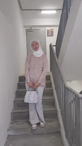 Bag of the day: @prettyloved_  syawal kisslock bag  #tiktoksingapore🇸🇬  #supportlocalbusiness  #OOTD #modestoutfits #hijabifashion #casualoutfits #prettyloved #outfitinspo2024 