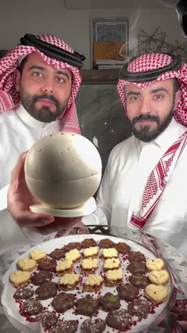 بيتي فور العيد 🎊🎉 . . للمقادير نحتاج:  ٣٠٠ جرام زبدة بحرارة المطبخ ٣/٤ كوب سكر بودرة بيضة + صفار بيضة فانيلا  رشة ملح ٣ اكواب طحين . . الطريقة:  نخلط اول شي الزبدة مع السكر البودرة ثم نضيف البيض والفانيلا ونكمل خلط واخر شي الطحين ومانعجن زيادة اول ماتنخلط المكونات نوقف  . . نشكلها في صانعة البيتي فور وعلى الفرن من تحت بالرف الي تحت حرارة ١٧٠ لمدة ٨ دقايق  . . الحشوات: جبنة كريمية ومربى/ تشوكلت  . . #حلى#حلا#حلا_سهل #حلويات #عيد #عيد_الفطر #اكسبلور #بيتي_فور #explore #tiktok  . @الشيف محمد العريض 