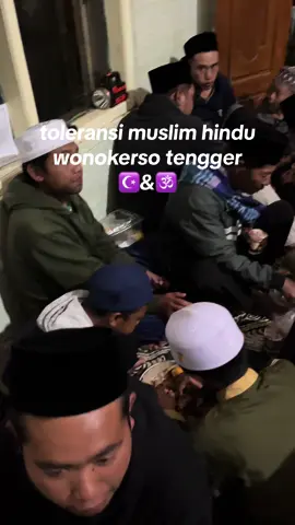 toleransi antar umat beragama yang setiap malam takbir berkumpul bersama untuk ikut merayakan hari kemenangan umat muslim yang sudah bertahun tahun hidup rukun dari dulu ☪️🕉️🫶🏻#firal #fypシ゚viral #fyp #idulfitri #hariraya #harirayaidulfitri #malamtakbir #muslim #hindu #tengger #bromotenggersemeru 