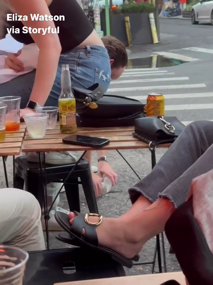 Lunch and a show? Customers screamed and applauded as a fearless patron used plastic cups to remove up a rat that was lingering outside a bar in New York City. This was at the Spring Lounge in Manhattan’s SoHo neighborhood. #fyp  #rats