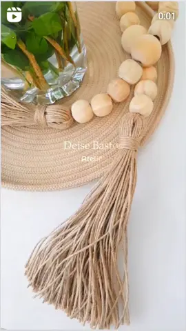 O colar de mesa possibilita um toque de elegância natural para a sua decoração!  Esse modelo feito com contas de madeira e tassel de rami, adiciona charme a qualquer ambiente.  Uni o colar à uma bandeja de corda que serviu como base para essa composição do colar e da planta. Perfeito para destacar sua mesa de jantar, aparador, mesa de centro ou mesa lateral. 🌿✨  Colar conta de madeira e tassel - R$ 78 Medidas: 76cm comprimento x 5cm largura Bandeja - R$ 53 Medidas - 27,5cm comprimento x 27,5 largura #decoracao #casa #desingdeinteriores  #colardemesa 