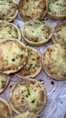 Minis quiches aux thons ✨🌙 Recette : Pâte brisé salé : 1kg de farine  500g de margarine  Sel,poivre et ail en poudre  3 c.a.s d’huile d’olive  1 œuf et jaune  L’eau froide à volonté  Pour la farce : 2 oignons caramélisés  1 boîte de champignon sauté  3 boites de thons  Sauce fromagère : Crème fraîche ,sel ,poivre,fromage blanc et fromage gouda Fromage râpé  . . . . . . . . . . . . . . . . . . . . #ramdan #ramazan #ramadanmytasty #eidcollection #RamadanMubarak #eidmubarak #حلويات_جزائرية_تقليدية #عيد_الفطر #جزائرية #cuisinemaison #bakery #عيد_سعيد #sabléprestige #رمضان_يجمعنا🌙 #رمضان_شهر_الخير #رمضان #رمضان_2019 #وهران #تلمسان #وصفات #alger #حلوى #sweet #chocolate #gâteau #gateauxtunisiens #gateau_algerien #gateaux #eid #tlemcen 