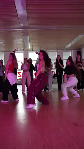 2008 me + this song ✨ @Marigona standing right behind me like a proud mom | 🎥: @shots.bydami | dancing with @Lizhihn & @Jessi 💗 (dc: me) #fyp #dancechallenge #latinhiphop 