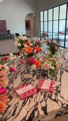 Are you a REALTOR? How perfect would these be for an open house, closing gifts, client thank yous!? Make your property memorable with Ruby Bond 🍭🍬✨💖💝 #rubybond #candy #candyboard #candyboards #realtor #closinggifts #closinggift #realestate #kitchendesign #flowers #florals #propertytour #openhouse 