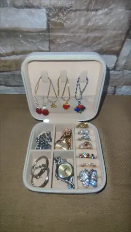 MINIMALIST TRAVEL JEWELRY BOX #jewelrybox #traveljewelrybox #traveljewelryorganizer #minijewelrybox #portablejewelrybox #TikTokShop #giftidea #fypシ #fyp 