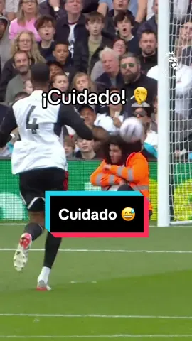 Este es un trabajo de riesgo 😅 #PremierLeague #TikTokDeportes #Humor 