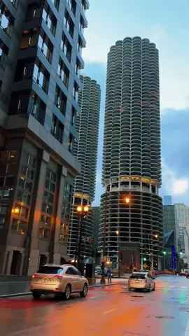 Chicago The Dream City 🥰♥️ || Repost it ♥️  #chicago #downtown #chicagodowntown #dreamland #chicagoarchitecture #usa #foryoupage #foryourpage #foryou #usa_tiktok Chicago, travel Chicago, road trip in Chicago, scenic city drive, twilight drive, Trump International Hotel & Tower Chicago, Wacker Drive, London House Chicago, best place to visit in chicago