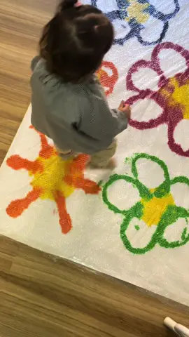 🎨🫧PINTURA CON PAPEL DE BURBUJAS 🎨🫧 Una propuesta genial que no solo promueve la motricidad fina, sino también la motricidad gruesa.  Ha sido súper divertido y satisfactorio explotar el papel burbuja y a su vez estampar la pintura 🌼🌸🌺🎨🫧😊 #parati #foryou #bebes #seño #profe #actividad #estimulacióntemprana #propuestaseducativas #propuestasinfantiles #experimentacion #educacioninfantil #educadorasinfantiles #maestras #desarrollomotor  #actividadesparabebes #actividadesinfantiles #actividadessensorialesconbebes #pintura 