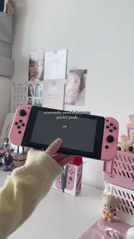 the pastel pink joycons are sooo cute but it was more corally pink in person 😭 wouldve been nicer if it was a rose pink or actual pastel pink but it’s still cute 💗🥹 #nintendoswitch #cozygamergirl #pastelpink #joycons #nintendo #nintendoswitch #princesspeachshowtime #joyconswitch #unboxing 