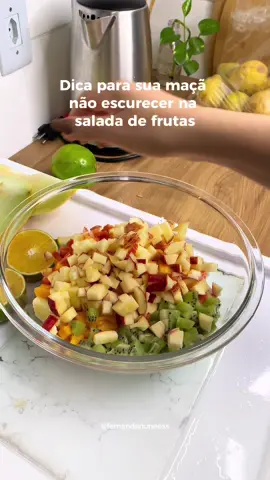 Salada de frutas para a semana toda 🤩🍊🍎🍐🥭🍈 É importante higienizar sempre muito bem suas frutas. Deixe a maçã para cortar por último e logo em seguida, já espreme a laranja por cima. Sempre que tirar uma porção do pote, mexer as frutas trazendo as de baixo para cima, para que o suco da laranja chegue nas frutas de cima.  Eu não utilizo banana nas minhas saladas, primeiro porque sou alérgica e segundo porque ela estraga bem mais rápido.  Se você tiver mais dicas, deixa nos comentários!  Gostaram? 🧡  #saladadefrutas #frutas #dicas 