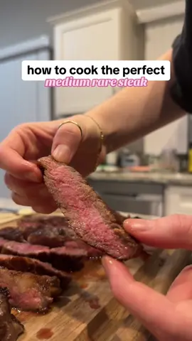 how to cook a medium rare steak with a cast iron skillet 🥩🥩  #howtocook #steakdinner #redmeat #healthydinner 