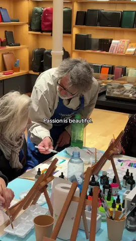 A human teaching other humans to paint @lebonmarcherivegauche  #human #passion #theartofnoticing #teaching #painting #passionate  