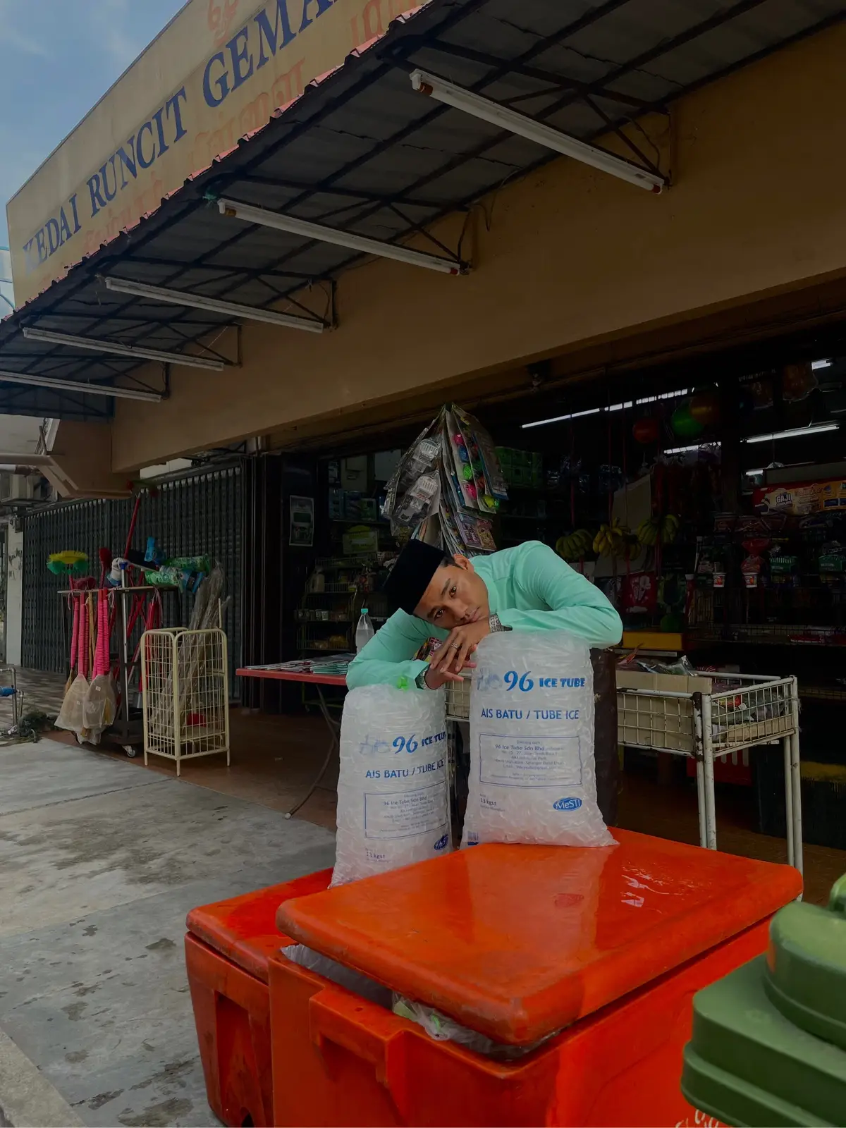 Selamat pagi raya. Ais dah beli ke tu para lelaki? 