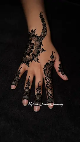 Eid Mubarak 🌙🫶🏾🤲🏾 . . . . . #nyimas_henna_beauty #hennetime #hennatime #nyima_henna_beauty #parishenna #parishenne #hennaart #henna #hennedesign #hennaya #eidhenna #eidhennadesigns #eidmubarak #eidhenna2024 #henneaid #modelhenne #aïdhenné #blacktattoo #tattoohenna #eidtattoo 