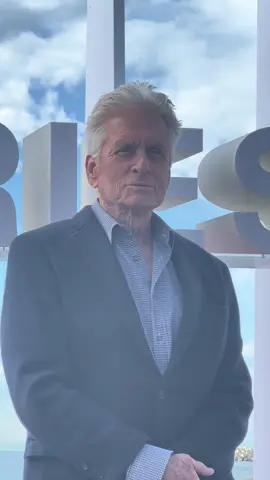 Arrivée de #michaeldouglas sur la plage du majestic @CANNESERIES #cannes #canneseries #actor #usactor #franklin #legende #fyp #festival #filmtok #onregardequoi 
