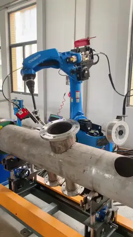 Robot hàn là một loại robot được lập trình sẵn để tự động hóa quá trình hàn cơ khí. Được áp dụng trong các dây chuyền sản xuất tự động có tính chuyên môn và phức tạp, như trong lĩnh vực sản xuất ô tô, xe máy, đường ống, giá đỡ,... #robot#robothan#mayhan#thietbicongnghiep#xuhuong