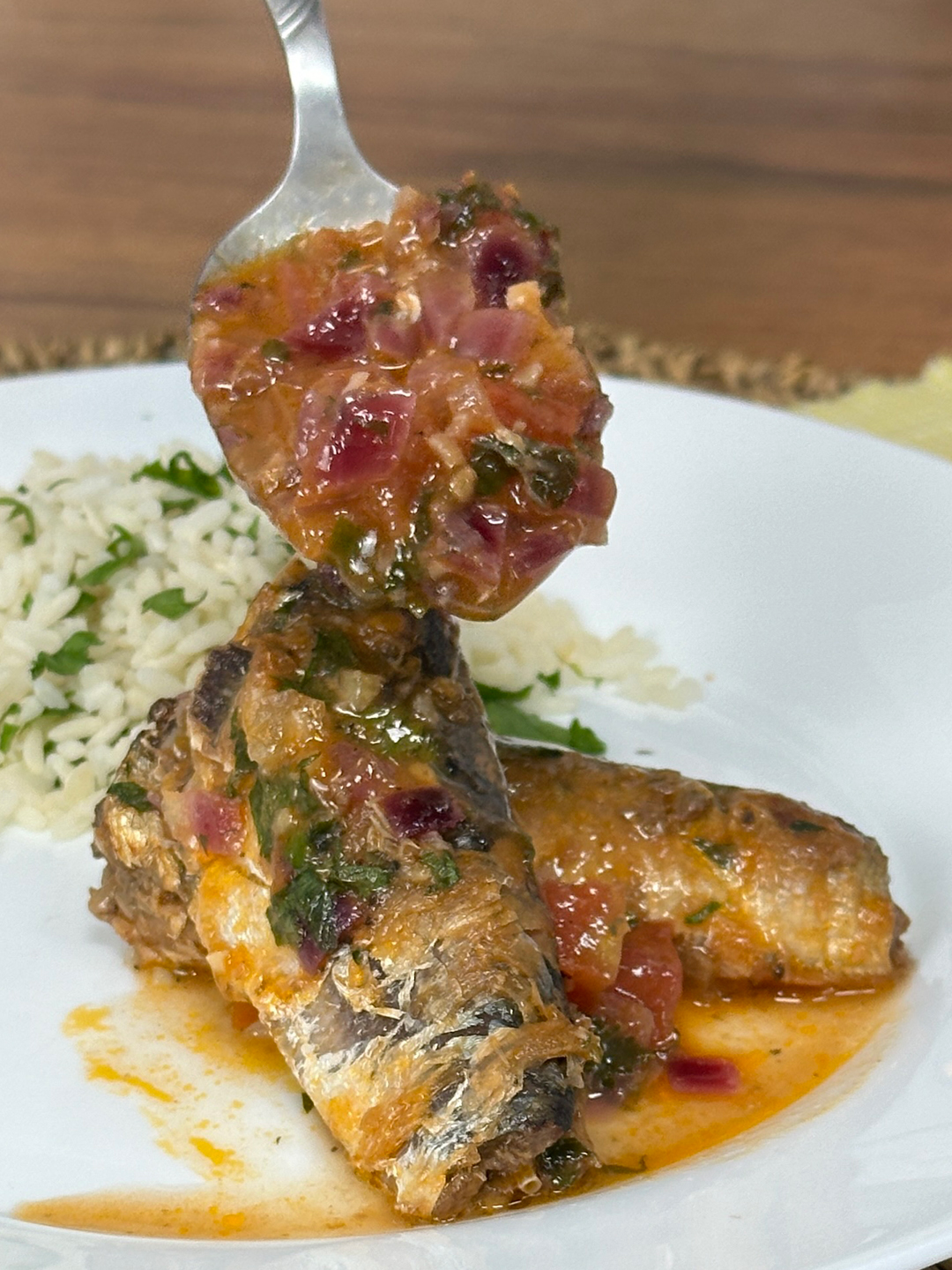 Sardinha assim dá vontade de comer a semana toda! Rápido, fácil e econômico INGREDIENTES: - 3 latas de sardinha ao molho de tomate - Suco de 1 limão - 1/2 cebola picada - azeite - 3 dentes de alho picado - sal - 1 tomate picado - cheiro verde - pimenta do reino MODO DE FAZER: Em uma tigela, coloque as sardinhas, o suco de limão, misture e reserve. Em uma frigideira aquecida, coloque o azeite, o alho picado, a cebola picada e sal, deixe refogar. Acrescente o tomate picado e deixe cozinhar. Coloque a pimenta, as sardinhas, o cheiro verde e cozinhe por 3-5 minutos. Sirva! #foodmakers #culinaria #gastronomia  #receitas  #foodtiktok  #sardinha  #molhodetomate  #prático