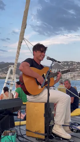 Fuuggg, this was so fun! Loving the vibes of the man next to me 🤩 #cover #singing 