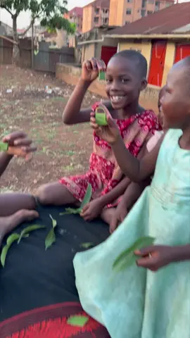 Our children making toy handbags 👜 using leaves 🍃 Kindly donate through the link in our bio to support 🙏🏻 #allanchildrenfoundation #allanchildrenministries #1bigallan 