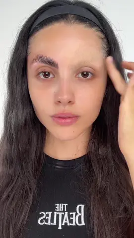 Me convierto en bella swan😂 pero en el momento que tuvo a Renesmee ajajaj porque mi cara se ve super flaquita! Por cierto Ajajaja que cringe me dio hacer las poses de bella pero era la unica forma de interpretarla 😅 inspo: @Letícia Gomes  #bellaswan #crepusculo #maquillajebella #maquillajevampiro 