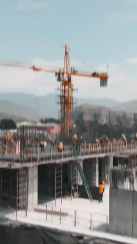 La precisión y detalle son clave en el trabajo de albañilería. ¡Orgullosos de nuestro equipo que trabaja en alturas con seguridad y profesionalismo! #celaque #construccion #albañilería #avances #edificio #arquitectura #desarrollo #honduras #fyp 