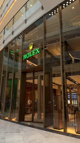 come with me to buy my first Rolex from the Sales Associate in Dubai 🤝 Datejust 31 Oyster Yellow Gold @ROLEX @Dubai Mall #rolex #dubaimall #rolexwatch #gold #datejust31 
