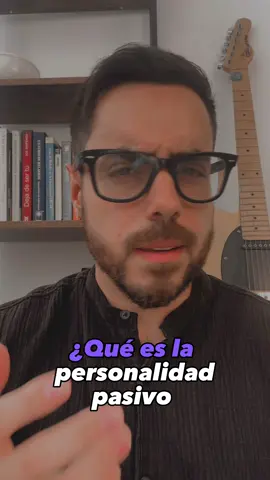 IMPORTANTE ⬇️💪🏻 LO PASIVO-AGRESIVO 🎭 Las características principales de la personalidad pasivo-agresiva incluyen: * Procrastinación y evasión de responsabilidades. * Hostilidad encubierta. * Olvido frecuente de obligaciones. * Obstinación y resistencia a seguir las sugerencias de los demás. * Evitación del conflicto. Las causas de la personalidad pasivo-agresiva son multifacéticas y complejas, involucrando una mezcla intrincada de factores biológicos, sociales y ambientales1. Los investigadores han explorado el papel de la biología en la personalidad pasivo-agresiva, especialmente en términos de la herencia genética 🧠. Las diferencias en las áreas del cerebro responsables de la regulación de las emociones, como la amígdala y la corteza prefrontal, pueden jugar un papel. Estas diferencias pueden afectar la forma en que una persona procesa y responde a la ira, llevando a una expresión más indirecta y pasiva de la hostilidad 🧪. - Fuente 💡: * Psicorevista. (s.f.). Entender La Personalidad Pasivo Agresiva: Un Análisis Psicológico - Puedes AGENDAR tu cita en mi BIO👆🏻⬆️ - #psicologo #psicologia #psicologa #depresion #psicologiaclinica #psicoterapia #psicoterapeuta #terapia #mindlab #lima #peru #trauma #ansiedad #emociones #narcisismo 