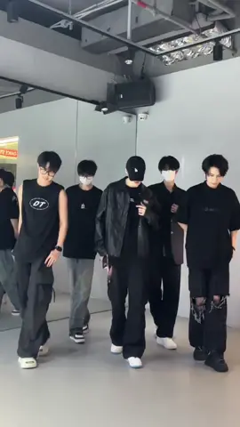 Check it out👀 Boy Group Dance at the studio✨ #dance #kpop #boy #handsome #teamdance #185 #cool #groupdance 