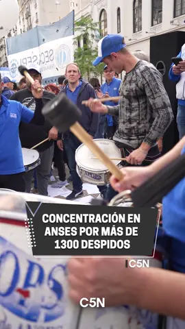Masiva protesta frente a la sede central de ANSES contra la ola de despidos | #c5n #despidos #politica #milei #anses #argentina