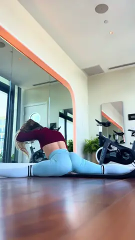 Handstand kick over into drop split🤟🏻🩵 #stretching #yogagirl #flexibility 