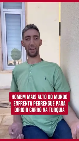Com 2,51 metros de altura, o fazendeiro turco Sultan Kosen é desde 2009 o homem mais alto do mundo de acordo com o Guinness Book, o livro dos recordes. Porém, apesar de ser reconhecido pelo físico, um dos lados ruins de sua estatura é o fato de não conseguir um carro para o seu tamanho. 🎥: Reprodução #uolcarros #carros #carro 