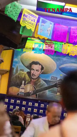 ¿Listos para un viaje en el tiempo lleno de música y nostalgia mexicana? Pedro Infante, el ícono de la música tradicional mexicana, grabó muchas películas en el Tenampa. La más significativa 