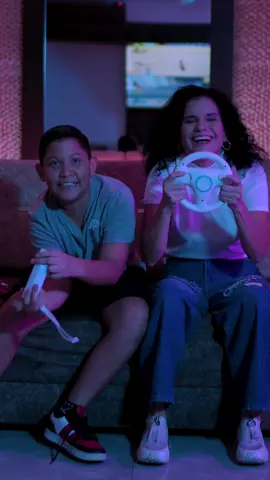 ¿Quién dice que mamá no se puede pegar una partidita? 🎮🏎️ Dentro lo multifacéticas que son, el #play también está dentro de sus habilidades 😎