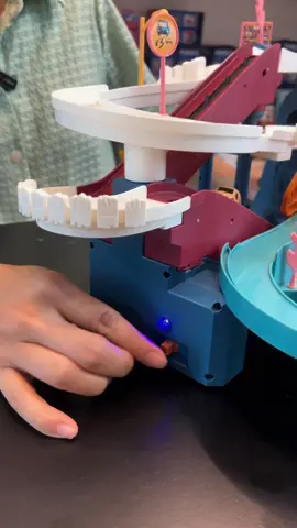 Hết nước chấm luôn các mom ơiii. Bộ đồ chơi đường đua hầm khủng long xịn quá ạ, càng chơi càng mê, nhạc sôi động, thang cuốn hút xe chạy ầm ầm … #dochoihamkhunglong #dochoiduongduakhunglong #dochoioto #dochoichobe #dochoigiaitri #hamkhunglong #xuhuong #foryou 