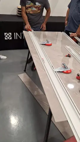Cortador Slim cutter, diseñado para el corte de materiales de gran formato.  Material cortado en el video: Porcelanico 1.80 x 90 cm  #tilecutter #construccion #rubitools #tileswork #cortadoradeporcelanato #mexico #herramientas 