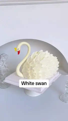 Gess what cake is this? #cakedecorating #fyp #cakemaking #creamdecorating #swancake#whiteswan