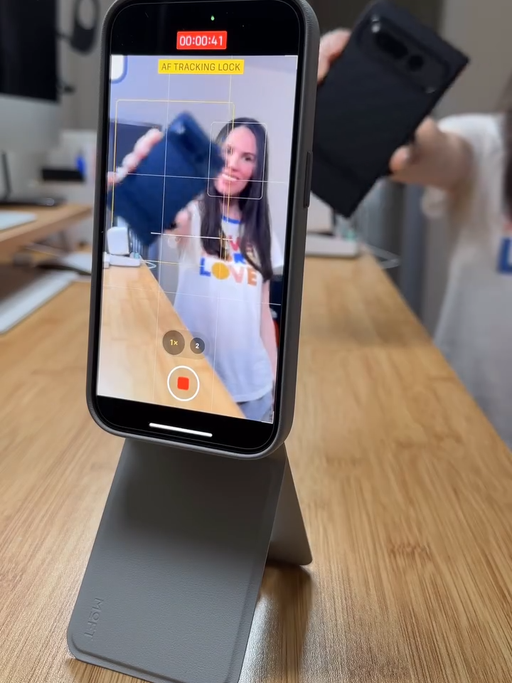 Can't get enough of this Invisible Tripod Stand! Check out how @irina.tech seamlessly integrates it into her daily routine! #MOFT #CreateAnywhere #phoneholder #selfiestick #gadgets