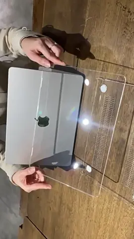 Ốp trong suốt bảo vệ Macbook khỏi trầy xước, 2 mặt trên dưới, tháo gắn dễ dàng. #opmacbook #oplungmacbook #opmacbooktrongsuot #caseopmacbook #opbaovemacbook #opmaytinh 
