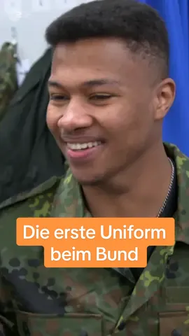 Die Bundeswehr ist einer der größten Arbeitgeber Deutschlands. Jedes Jahr starten rund 18.000 Menschen ihre Karriere in Uniform. Für Leon ist sie etwas ganz besonderes. 💻  Wie’s bei der Bundeswehr hinter den Kulissen abläuft, könnt ihr jetzt in der neuen Doku-Reihe “Beim Bund” sehen! #zdf #zdfmediathek #uniform #doku #OOTD 