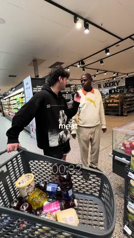 1 minute to fill up trolley ! 🛒🙏🏽 #tiktokafrica #tiktoksouthafrica #groceryshopping 