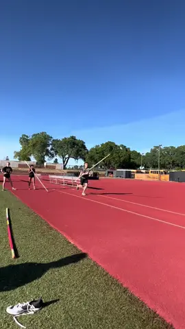 #polevault #polevaulting #trackandfield #mondoduplantis #trackandfieldlife #trackcoach #pratice 