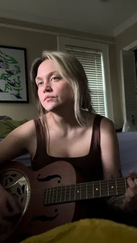 did i film this on my cat tree.. yes #songwriter #indiemusic #newartist 