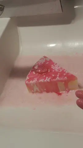 Strawberry 🍓 shortcake 🍰 collaboration with the lovely @BubblyNikki🧽🫧   thank you so much for this collab, it was lots of fun to make. I couldn't choose one combo for this video. #pinalen  #softscrub  #strawberryshortcake  #pinkclean  #bubbles  #suds  #watersounds  #sponge  #pinkwater   #spongesqueezing  #spongesqueeze  #spongetherapy  #waterbubbles 