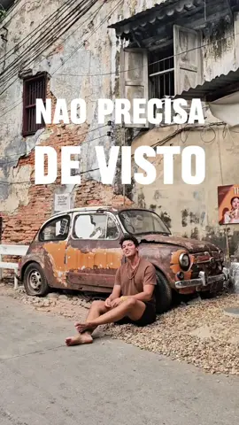 Voce sabia que BRASILEIROS podem ficar 3 meses na Tailândia? - O que precisa ara fazer uma viagem para Tailândia? Só o certificado que foi vacinado contra febre amarela.  Se por acaso você nao teve tempo de tomar, no aeroporto do país é possivel tomar a injecao por 231,00 Reais.  - Quanto tempo posso ficar na Tailandia? A estadia é de 90 dias (3 meses). Como não precisa de visto, você pode simplesmente ir na fronteira, assinar a saída, e depois assinar a entrada novamente, tem até agências que te levam até a fronteira para facilitar ir e voltar no mesmo dia. - Qual melhor chip telefônico pra ter internet na Tailândia? A empresa True-H  Acessando o site voce ve promoções de 7, 15, 30 dias com valores bem interessantes.  E normalmente tem wifi liberado na rede de conveniência 7-Eleven para quem é da TrueH. -Para se locomover na Tailândia? tem uber na Tailândia ?  Os aplicativos para se locomover na Tailândia são: Bolt e Grab. O Bolt é mais barato, porém ele só é eficaz nas grandes cidades como Bangkok, Chiang Mais e mais algumas, em cidades menores, só o Grab mesmo. O Grab também tem a opção de delivery. Outro aplicativo de Delivery na Tailândia é o Panda, que é mais prático de usar.  Como usar o dinheiro na Tailândia?  Você pode sacar seu dinheiro nos caixas eletrônicos que tem espalhados por todas as cidades, sim, sempre vai ter uma próximo a você. A taxa de saque é fixa, 220 bath,  R$ 31,40  então para não pagar ela muitas vezes, saque muito dinheiro de uma vez :)   Tem notas de mil, quinhentos, cem, cinquenta e dez. Divirta-se e coma bastante.  Salve e post pra dar aquela moral.   #Tailandia #viagem #brasileirospelomundo #turismo #destinos 