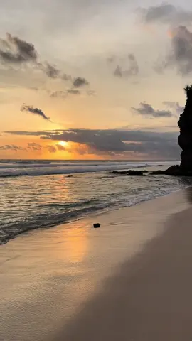 Aku kamu dan samudra #sunset #pantai #fyp 