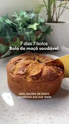 BOLO DE MAÇÃ COM CANELA - saudável  Para nosso último dia da série de bolos saudáveis (confesso que já estou triste por acabar a nossa série MAS teremos outras então já segue para não perder) fiz esse bolo de maçã com canela que ficou sensacional, super fácil de fazer e o sabor é perfeito para tomar com um cafezinho ou chá!  Ingredientes: • 1 ovo • 1/2 maçã em cubos ou ralada  • 2 col. sopa de adoçante  • 2 col. sopa de óleo de coco sem sabor  • 5 col. sopa de farinha aveia  • 1 col. chá de fermento * se você gosta muito de canela pode acrescentar na massa à gosto Modo de preparo: Em um mixer bata o ovo, maçã, óleo de coco e adoçante por 1 min; Despeja no bowl e acrescente a farinha de aveia até ficar homogêneo, em seguida o fermento e misture delicadamente; Coloque no bowl e por cima coloquei algumas lascas de maçã bem fininha e também polvilhei açúcar demerara com canela mas é opcional!  Leve para assar por 20-25min à 180° e espere esfriar um pouco antes de desinformar; E o bolinho de maçã mais fofinho e gostoso que você já viu está pronto! 🍎🤤 . . . . . . #receitas #receita #receitasaudavel #receitassaudaveis #receitasfit #receitafit #receitafacil #receitaspraticas #comida #comidas #docesfit #bolofit #bolomaçã 